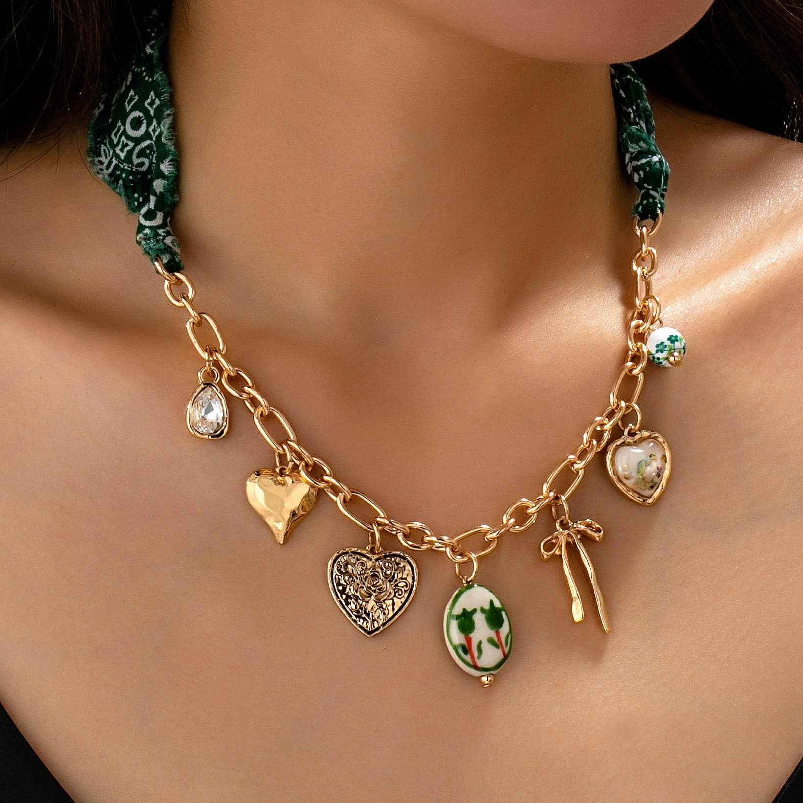 SCARF CHARM NECKLACE-PORCELAIN HEART BOW | 80N92717